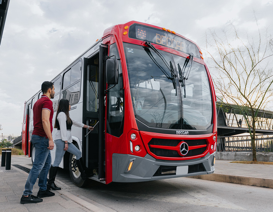 Personas subiendo a un autobus Beccar